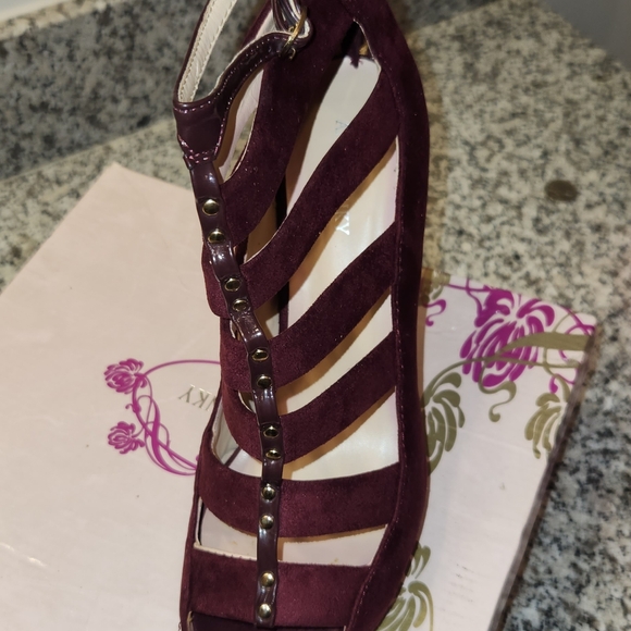 Heels - Picture 2 of 2